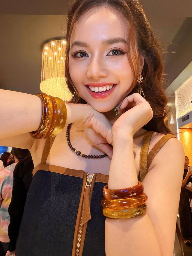 Vợ đạo diễn trăm tỷ khoe visual 20 năm không già nhưng vòng eo mỏng dính mới là tâm điểm- Ảnh 4.