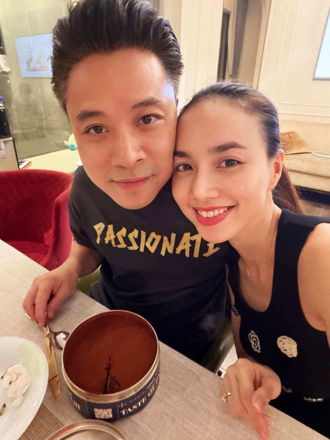 Vợ đạo diễn trăm tỷ khoe visual 20 năm không già nhưng vòng eo mỏng dính mới là tâm điểm- Ảnh 11.