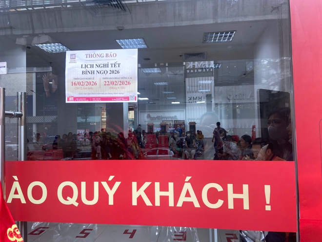 [ẢNH, CLIP] Tiệm vàng hôm nay: Giá vàng gần 18,5 triệu đồng/chỉ, "Thần Tài" xin dừng phục vụ vì khách mua vàng quá đông- Ảnh 4.