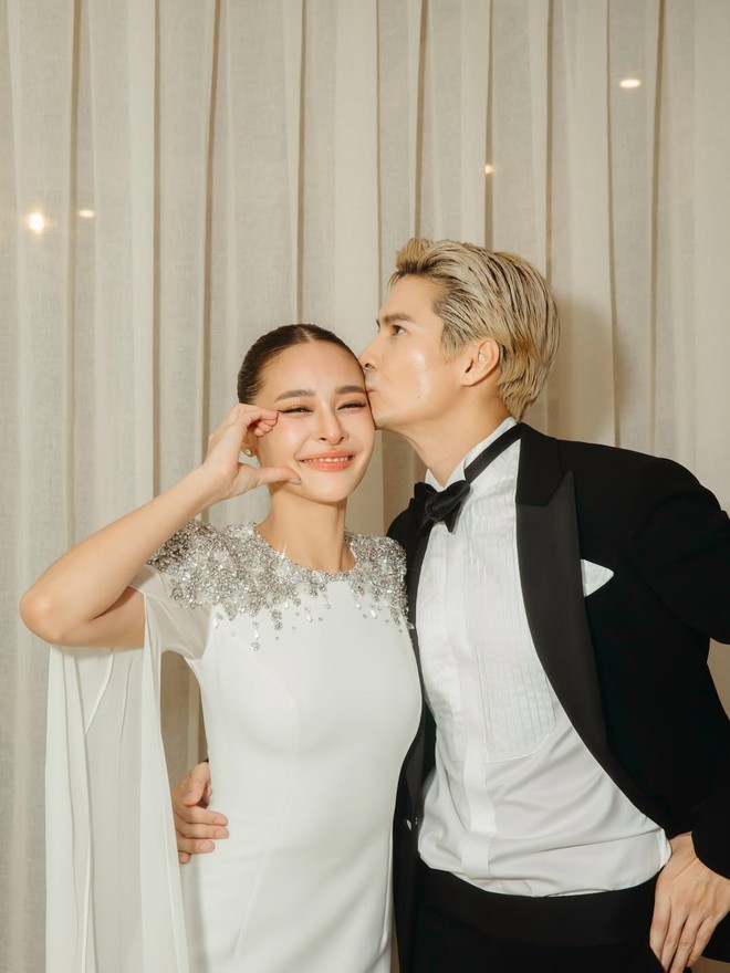 Hoa hậu Hoàn vũ bất ngờ thú nhận kết hôn từ tận 2 năm trước, danh tính ông xã khiến công chúng "bật ngửa"- Ảnh 1.