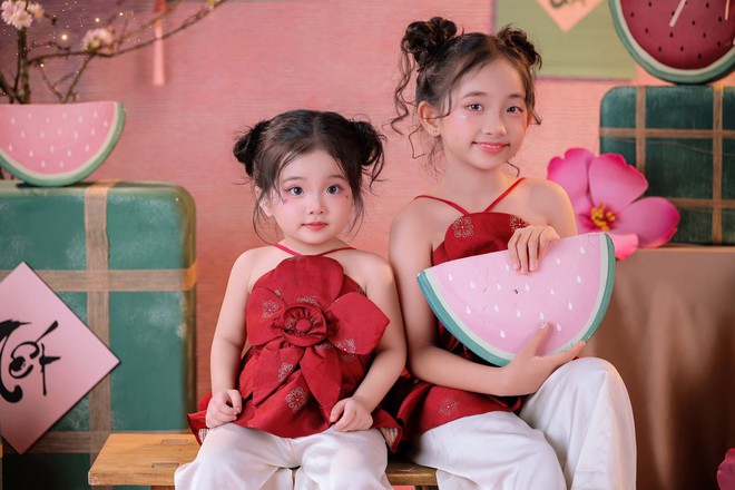 Khung hình đẹp như tranh vẽ gây bão của 3 cực phẩm nhà Khánh Thi - Phan Hiển: Lisa, Anna xinh yêu như thiên thần - Ảnh 2.