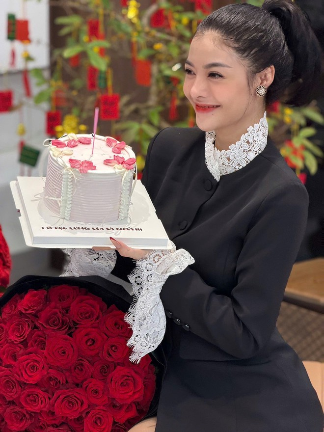 Sinh nhật tuổi 26 của Lona Kiều Loan: Nhận bó hoa khủng, chi tiết trên bánh kem gây bàn tán- Ảnh 2.