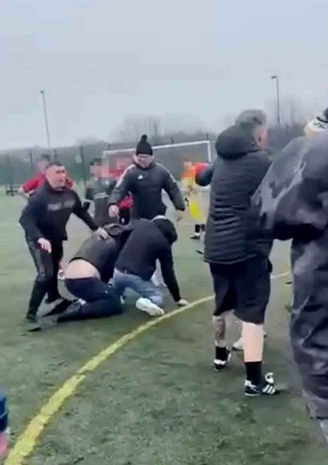 1 triệu người phẫn nộ vì video gây sốc: Cha mẹ lao vào đấm nhau tại trận bóng đá U14, các con phải vào can - Ảnh 3.