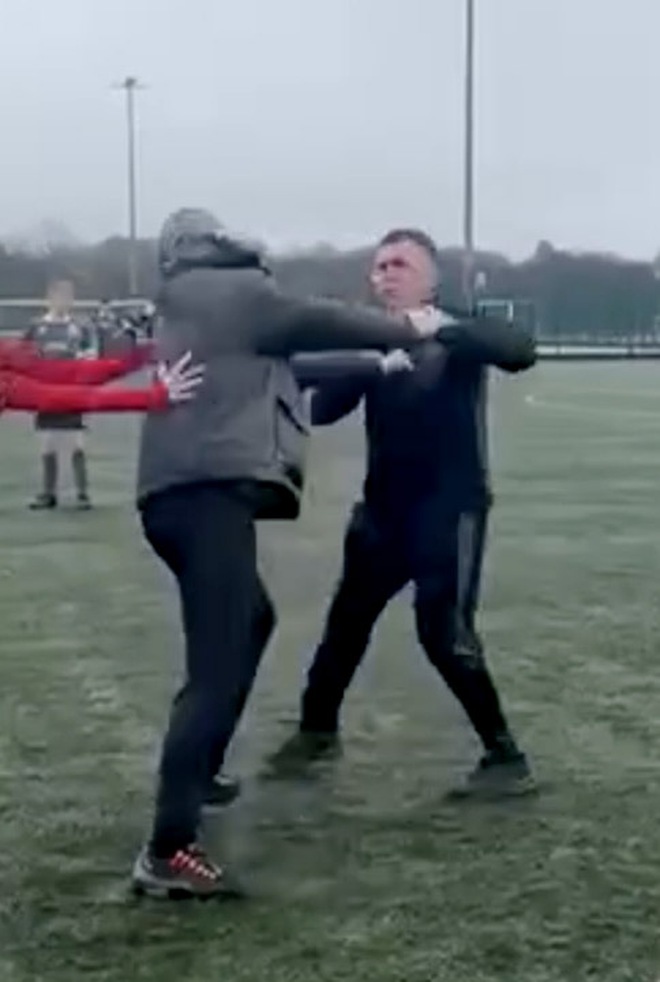 1 triệu người phẫn nộ vì video gây sốc: Cha mẹ lao vào đấm nhau tại trận bóng đá U14, các con phải vào can - Ảnh 2.