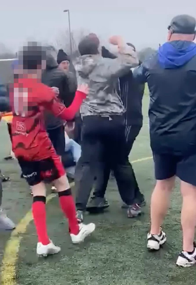 1 triệu người phẫn nộ vì video gây sốc: Cha mẹ lao vào đấm nhau tại trận bóng đá U14, các con phải vào can - Ảnh 5.
