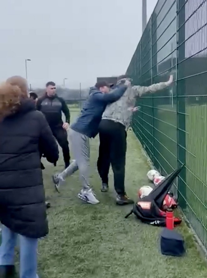 1 triệu người phẫn nộ vì video gây sốc: Cha mẹ lao vào đấm nhau tại trận bóng đá U14, các con phải vào can - Ảnh 4.