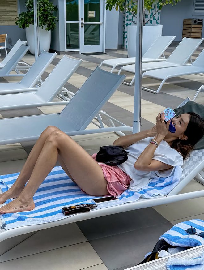 Mỹ nhân Tiệm Cà Phê Hoàng Tử diện bikini nóng “bỏng mắt”, biết tuổi tác thật mà choáng!- Ảnh 4.