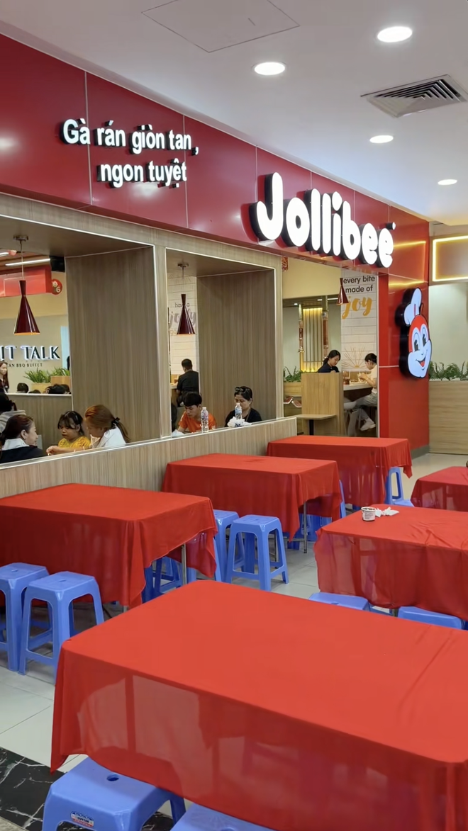 Cận cảnh "Jollibee miền Tây" gây lú với combo bàn tròn inox, ghế nhựa lề đường y chang rạp đám giỗ - Ảnh 6.