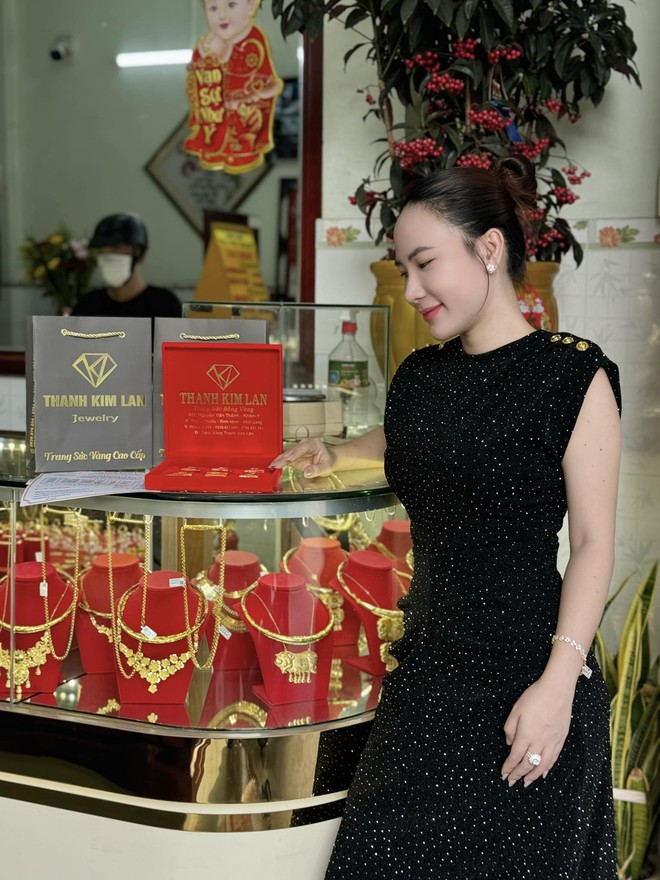 4 mỹ nhân số hưởng, cưới chồng được sở hữu luôn tiệm vàng - Ảnh 18.