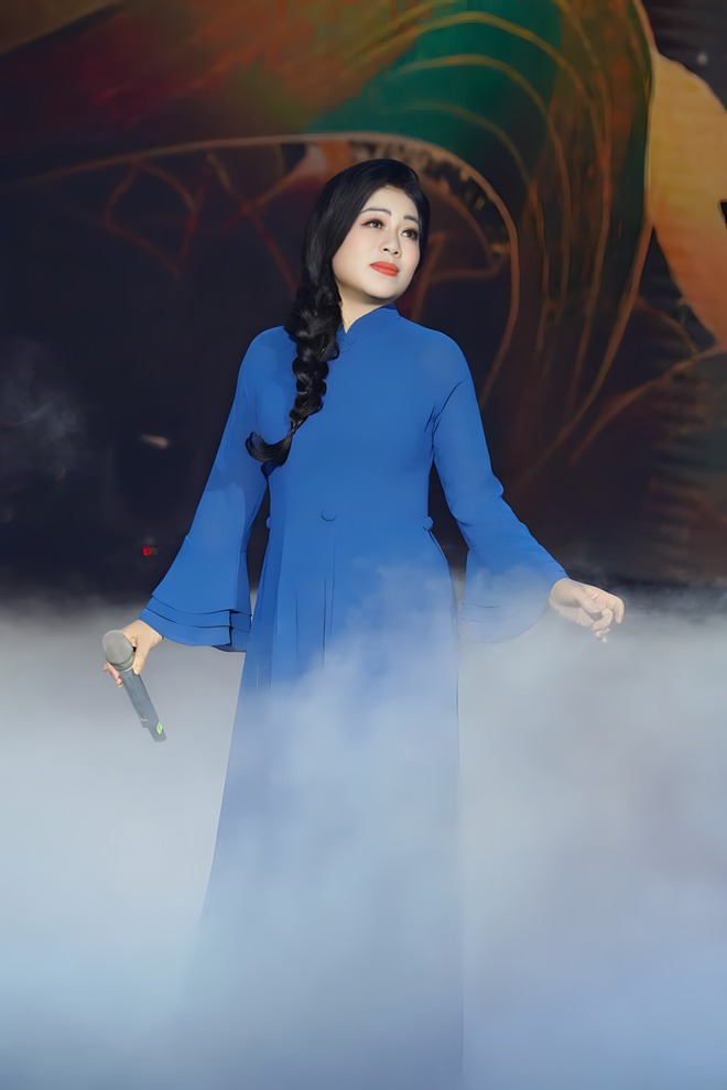 “Nữ hoàng nhạc đỏ” có học vị Tiến sĩ, làm mẹ đơn thân nuôi 4 con, luôn nghĩ sẽ cô đơn suốt đời - Ảnh 1.