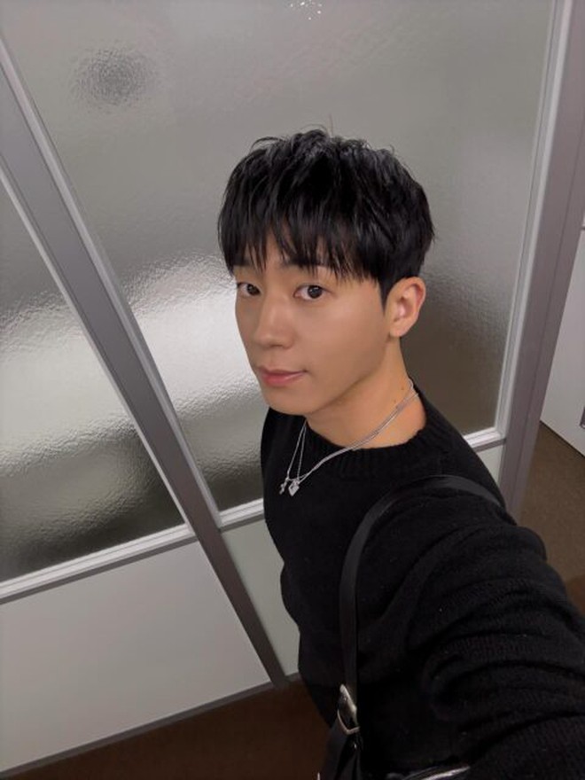 Ca sĩ "cướp việc" của Dispatch, tự công khai hẹn hò - Ảnh 1.