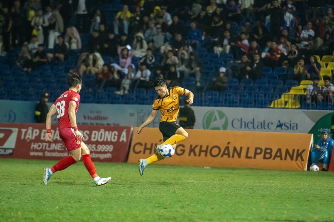 Hy hữu tại V.League: Vì sao thủ môn CLB Thanh Hoá phải lên đá tiền đạo? - Ảnh 2.