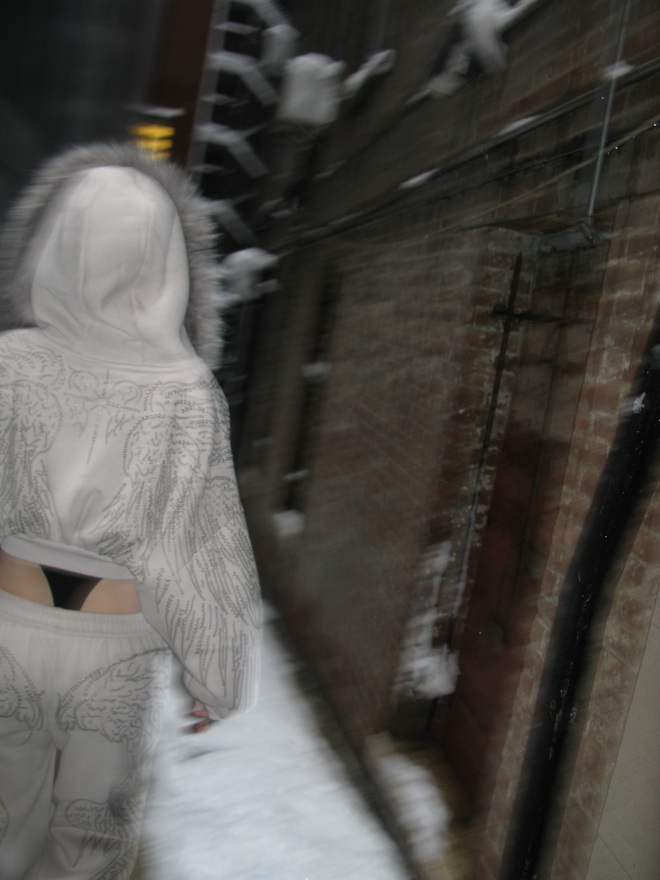 Khoe nội y giữa trời tuyết: Đã có người dư sức “chặt chém” được Lisa- Ảnh 5. Khoe nội y giữa trời tuyết: Đã có người dư sức “chặt chém” được Lisa- Ảnh 5.