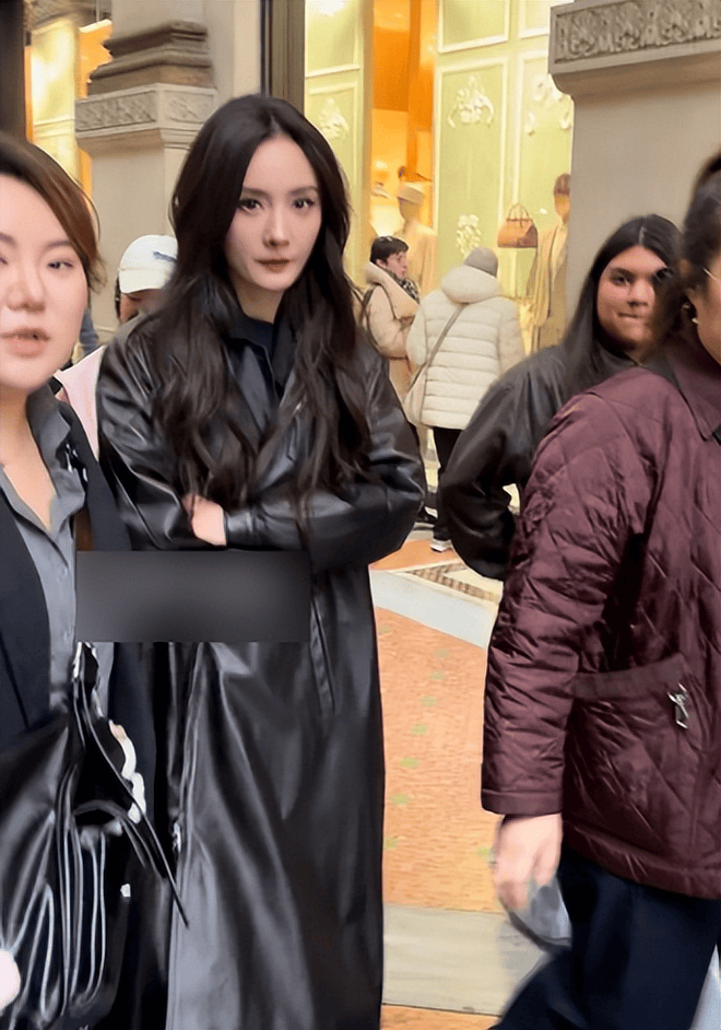 Đời khi không có filter: Dương Mịch lộ nhan sắc thật khi bị bắt gặp ở Milan- Ảnh 2.