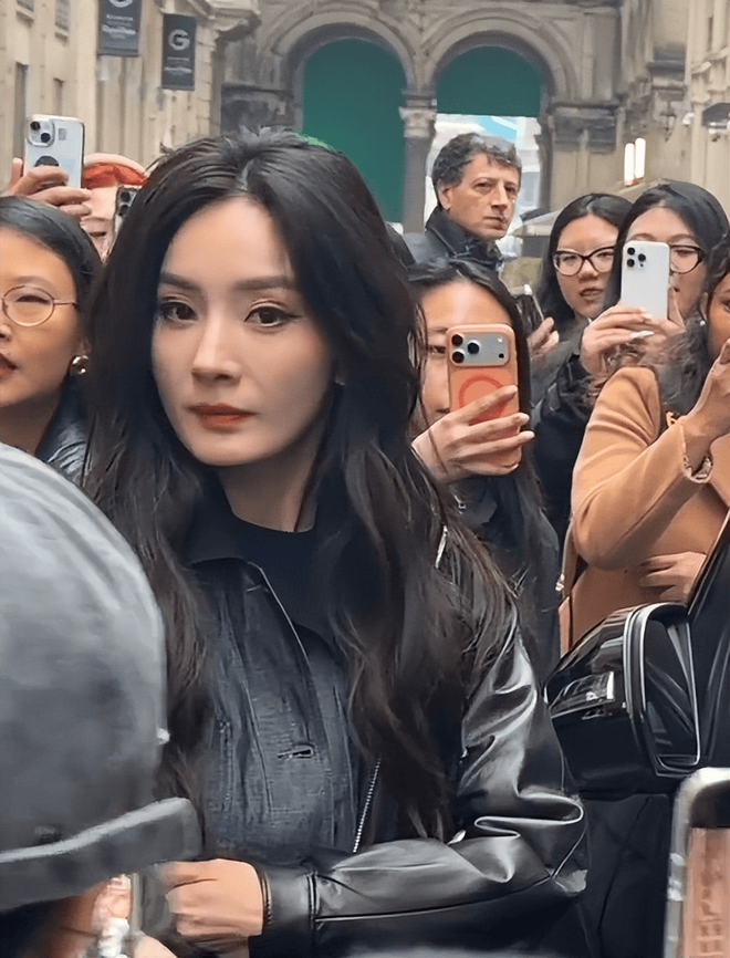 Đời khi không có filter: Dương Mịch lộ nhan sắc thật khi bị bắt gặp ở Milan- Ảnh 5.
