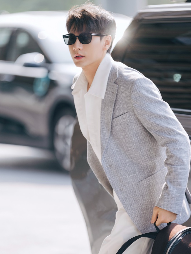 Nam thần không tuổi Việt Nam khiến cõi mạng dậy sóng khi đọ độ bảnh cùng David Beckham tại Milan Fashion Week- Ảnh 2.