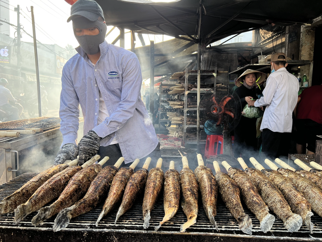 100 tấn cá lóc đổ bộ TP.HCM, thủ phủ cá nướng đỏ lửa xuyên đêm nướng 5.000 con ngày vía Thần Tài - Ảnh 3.