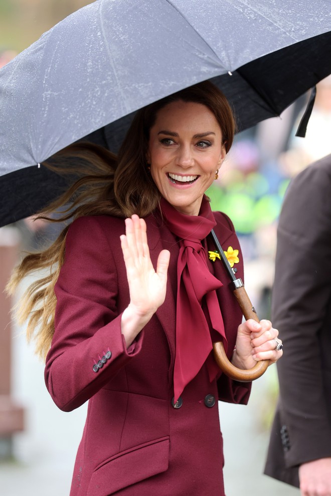 Cơn mưa ngập trời Xứ Wales cũng không lu mờ được nhan sắc Vương phi Kate diện cả "cây" đỏ rượu gây sốt! - Ảnh 2.