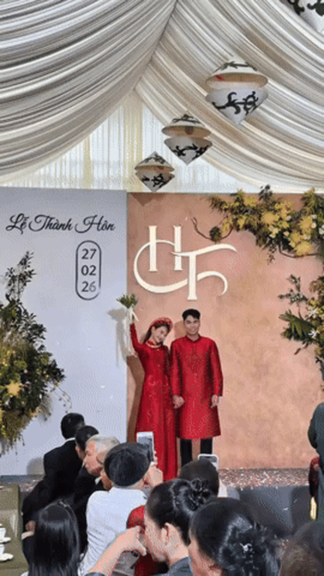 MC Huyền Trang Mù Tạt bị chê “thừa năng lượng” vì loạt hành động trong đám cưới với tuyển thủ Đức Huy - Ảnh 3.