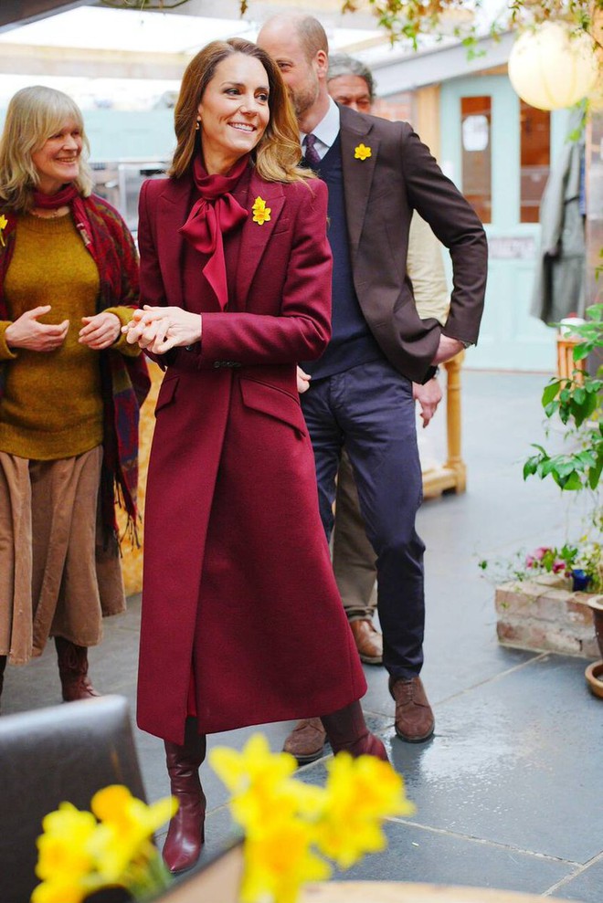 Bất chấp mưa lạnh, Vương phi Kate cùng chồng "phá vỡ" lịch trình chỉ vì lời thỉnh cầu của một fan nhí - Ảnh 4.