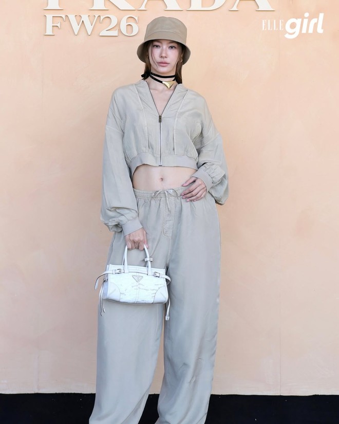 Show Prada năm nay: Tỷ phú Mark Zuckerberg ngồi front row gây tranh cãi, 2 nữ thần Hàn Quốc đọ sắc trong 1 khung hình- Ảnh 11.