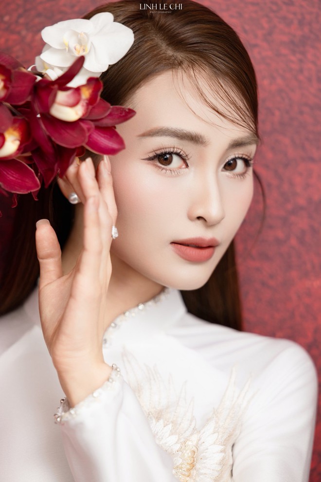 Ảnh nét căng: MC Mù Tạt đeo vàng nặng trĩu lên xe hoa cùng tuyển thủ Đức Huy,"nắn chồng" cực gắt ngay đêm tân hôn- Ảnh 13.