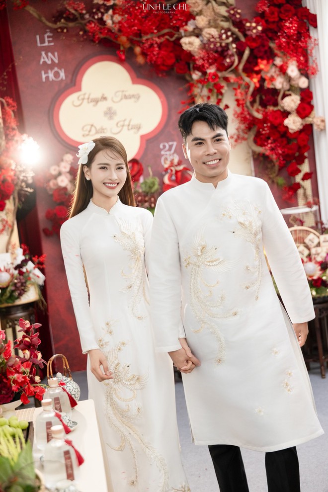 Ảnh nét căng: MC Mù Tạt đeo vàng nặng trĩu lên xe hoa cùng tuyển thủ Đức Huy,"nắn chồng" cực gắt ngay đêm tân hôn- Ảnh 9.