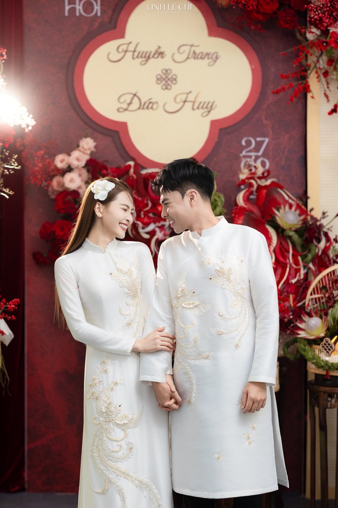 Ảnh nét căng: MC Mù Tạt đeo vàng nặng trĩu lên xe hoa cùng tuyển thủ Đức Huy,"nắn chồng" cực gắt ngay đêm tân hôn- Ảnh 10.