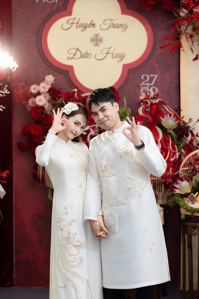 Ảnh nét căng: MC Mù Tạt đeo vàng nặng trĩu lên xe hoa cùng tuyển thủ Đức Huy,"nắn chồng" cực gắt ngay đêm tân hôn- Ảnh 11.