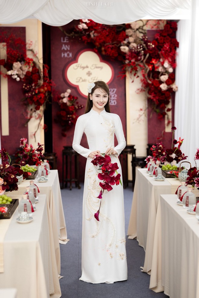 Ảnh nét căng: MC Mù Tạt đeo vàng nặng trĩu lên xe hoa cùng tuyển thủ Đức Huy,"nắn chồng" cực gắt ngay đêm tân hôn- Ảnh 23.