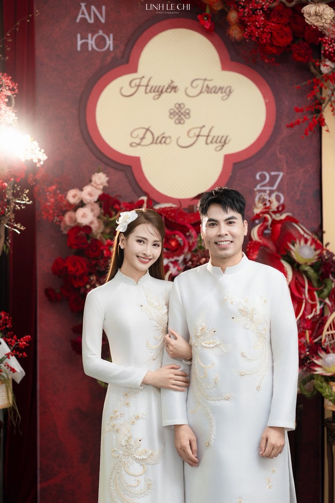 Ảnh nét căng: MC Mù Tạt đeo vàng nặng trĩu lên xe hoa cùng tuyển thủ Đức Huy,"nắn chồng" cực gắt ngay đêm tân hôn- Ảnh 12.