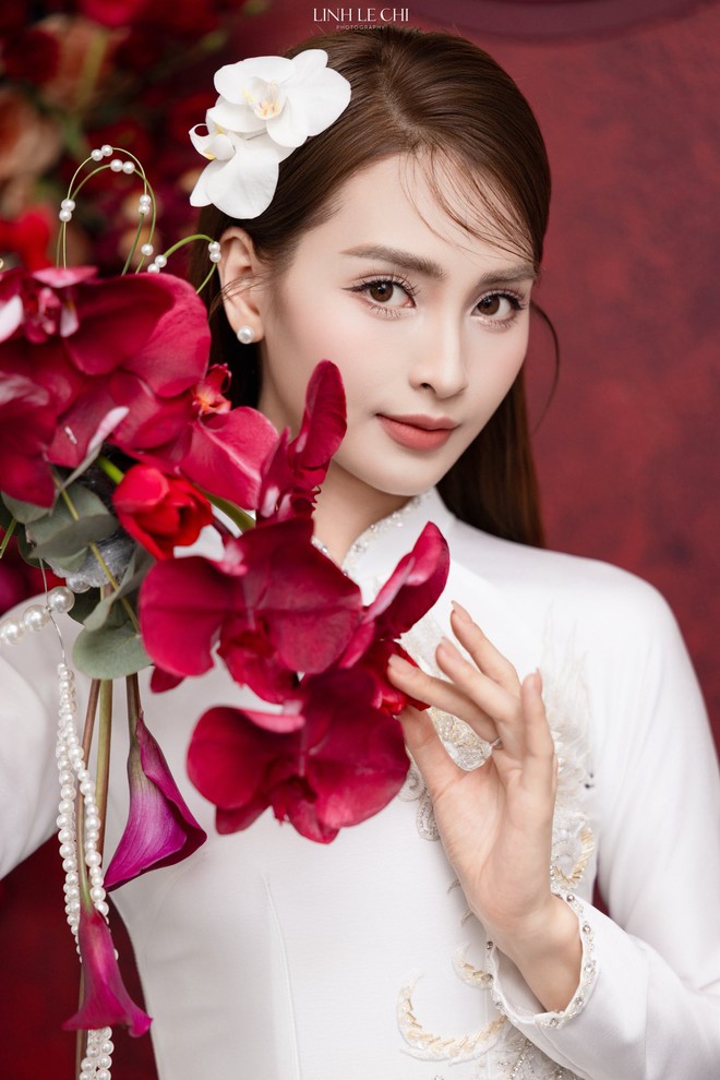 Ảnh nét căng: MC Mù Tạt đeo vàng nặng trĩu lên xe hoa cùng tuyển thủ Đức Huy,"nắn chồng" cực gắt ngay đêm tân hôn- Ảnh 15.