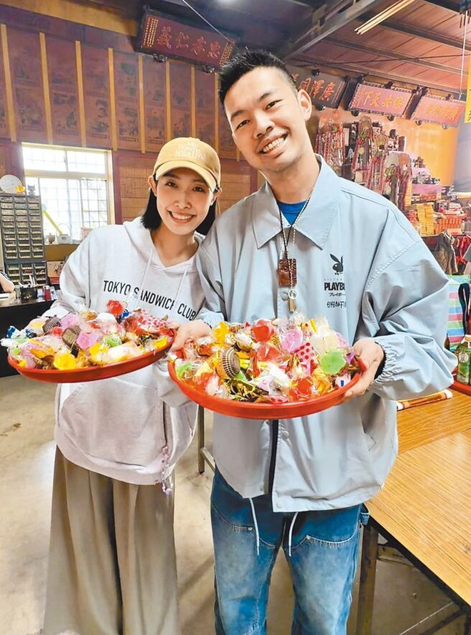 Nam diễn viên bị cấm sóng vô thời hạn giờ đi bán củ cải muối, để vợ MC nuôi cả nhà 8 miệng ăn- Ảnh 3. Nam diễn viên bị cấm sóng vô thời hạn giờ đi bán củ cải muối, để vợ MC nuôi cả nhà 8 miệng ăn- Ảnh 3.