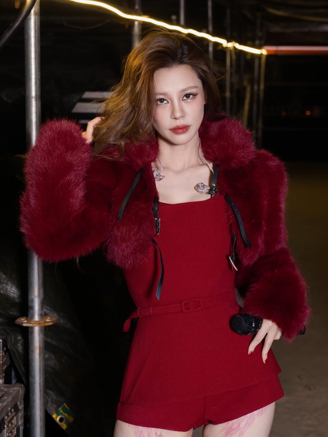 Mỹ nhân ở nhà là nữ thần Vpop đẹp chấp 10 Hoa hậu, sang Hàn bắt chước thần tượng lại thành mẹ idol- Ảnh 6. Mỹ nhân ở nhà là nữ thần Vpop đẹp chấp 10 Hoa hậu, sang Hàn bắt chước thần tượng lại thành mẹ idol- Ảnh 6.