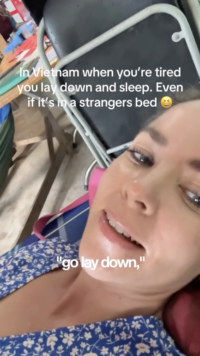 Nữ khách Tây bối rối khi được ông chú miền Tây mời lên giường ngủ chung với vợ con - Ảnh 1.