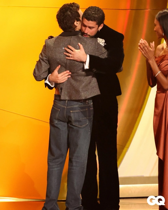 Nam ca sĩ chuyên mặc váy gây tranh cãi, đến khi mặc quần lại khiến dân tình nhớ nhung- Ảnh 6. Nam ca sĩ chuyên mặc váy gây tranh cãi, đến khi mặc quần lại khiến dân tình nhớ nhung- Ảnh 6.