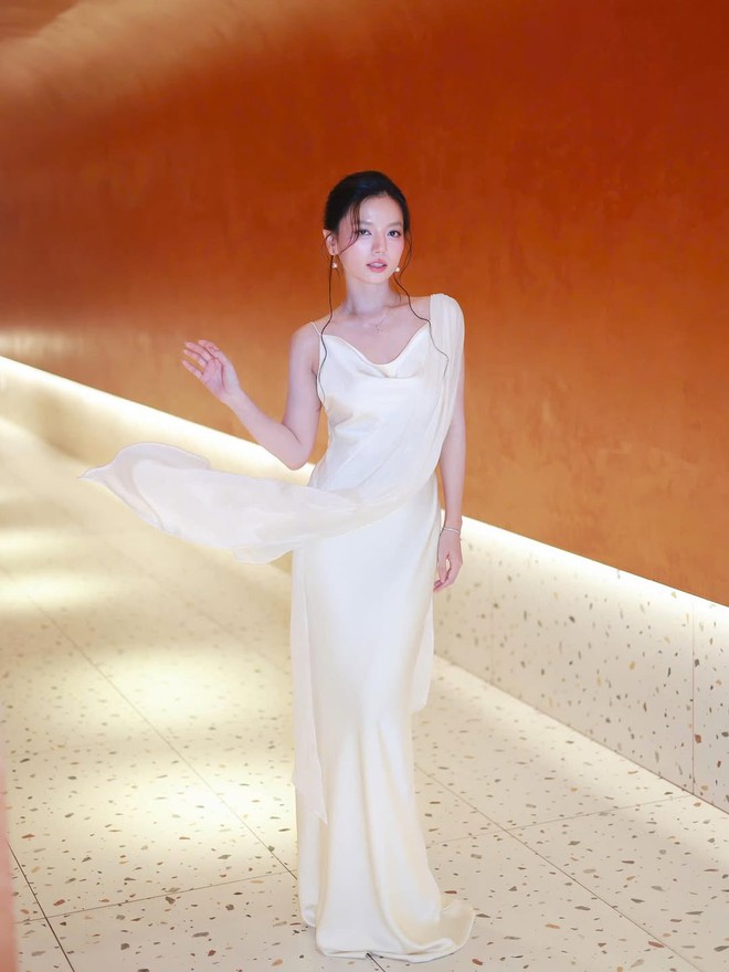 Mỹ nhân này là "phượng hoàng tái sinh" showbiz: Gương mặt tuyệt đối điện ảnh, style ngày càng lên hương chạm nóc- Ảnh 8.