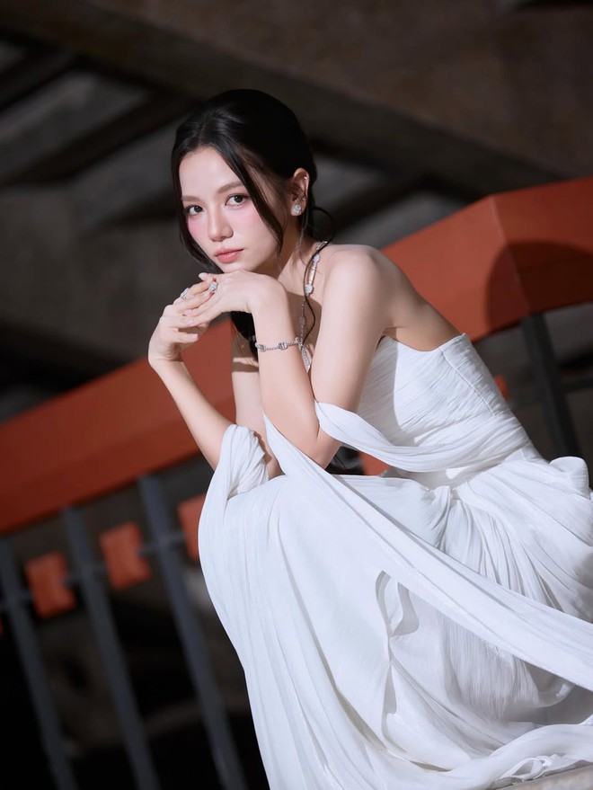 Mỹ nhân này là "phượng hoàng tái sinh" showbiz: Gương mặt tuyệt đối điện ảnh, style ngày càng lên hương chạm nóc- Ảnh 6.