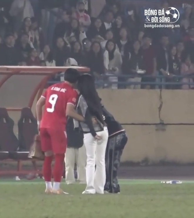 10 giây của Đình Bắc và Chu Thanh Huyền đang viral: "Cậu ấy lễ phép quá"- Ảnh 2. 10 giây của Đình Bắc và Chu Thanh Huyền đang viral: "Cậu ấy lễ phép quá"- Ảnh 2.