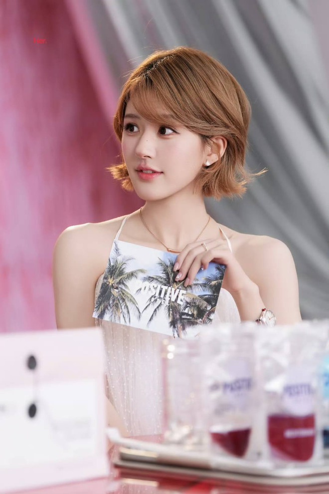 Ngoại lệ showbiz: "Thánh nữ sold out" mặc gì cũng hot, Trung Quốc 1,4 tỷ dân không ai làm lại- Ảnh 4.