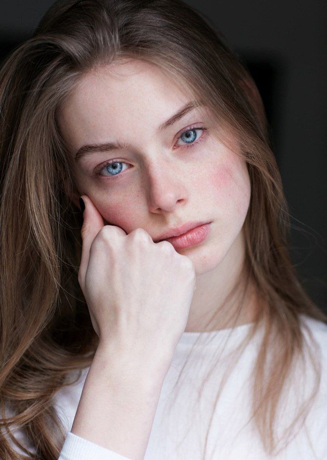 "Cục vàng" của Chanel là nữ thần phương Bắc có đôi mắt xanh rực rỡ, nhìn vào chỉ sợ bị thôi miên- Ảnh 2.