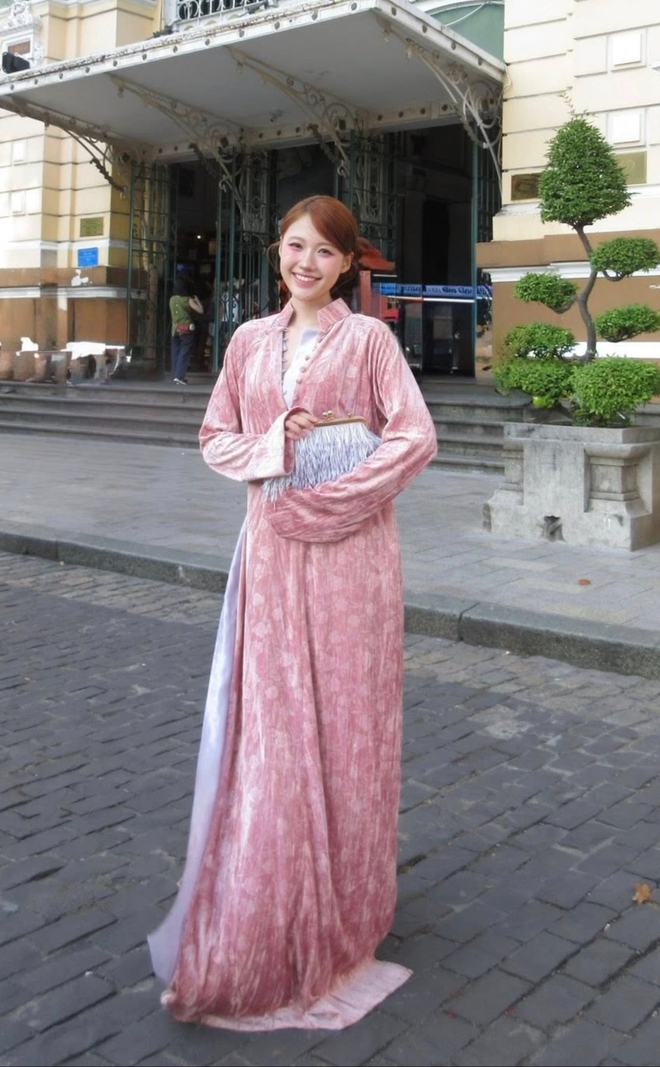 Uyển Ân hứng chỉ trích vì chụp ảnh Tết cùng kiểu áo dài cách tân gây tranh cãi- Ảnh 4.