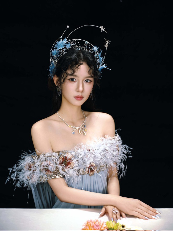 Mỹ nhân đẹp chấn động thế gian lộng lẫy trên thảm đỏ, tới set đồ Dior lên nhận giải lại khiến fan "phát cọc"l- Ảnh 2. Mỹ nhân đẹp chấn động thế gian lộng lẫy trên thảm đỏ, tới set đồ Dior lên nhận giải lại khiến fan "phát cọc"l- Ảnh 2.