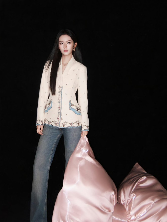 Mỹ nhân đẹp chấn động thế gian lộng lẫy trên thảm đỏ, tới set đồ Dior lên nhận giải lại khiến fan "phát cọc"l- Ảnh 6. Mỹ nhân đẹp chấn động thế gian lộng lẫy trên thảm đỏ, tới set đồ Dior lên nhận giải lại khiến fan "phát cọc"l- Ảnh 6.