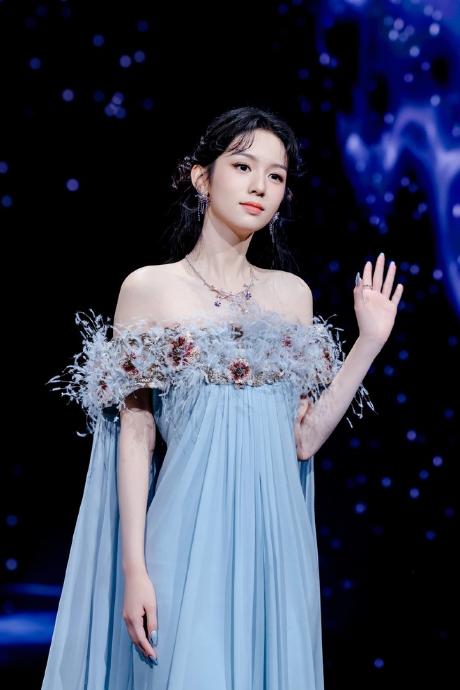 Mỹ nhân đẹp chấn động thế gian lộng lẫy trên thảm đỏ, tới set đồ Dior lên nhận giải lại khiến fan "phát cọc"l- Ảnh 1. Mỹ nhân đẹp chấn động thế gian lộng lẫy trên thảm đỏ, tới set đồ Dior lên nhận giải lại khiến fan "phát cọc"l- Ảnh 1.