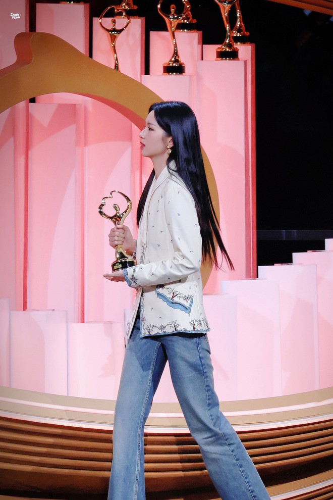 Mỹ nhân đẹp chấn động thế gian lộng lẫy trên thảm đỏ, tới set đồ Dior lên nhận giải lại khiến fan "phát cọc"l- Ảnh 4. Mỹ nhân đẹp chấn động thế gian lộng lẫy trên thảm đỏ, tới set đồ Dior lên nhận giải lại khiến fan "phát cọc"l- Ảnh 4.