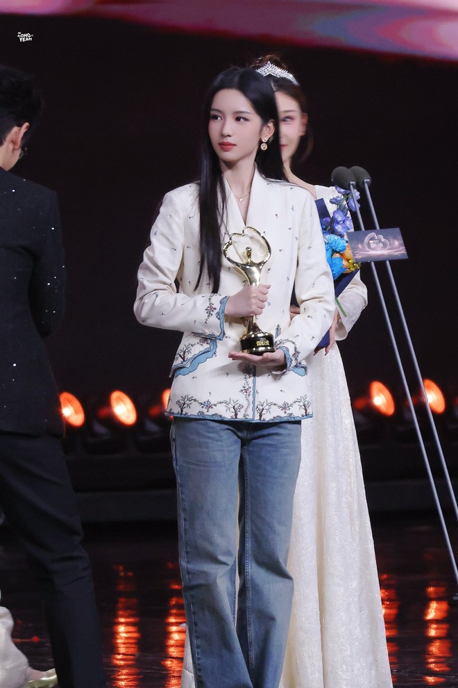 Mỹ nhân đẹp chấn động thế gian lộng lẫy trên thảm đỏ, tới set đồ Dior lên nhận giải lại khiến fan "phát cọc"l- Ảnh 3. Mỹ nhân đẹp chấn động thế gian lộng lẫy trên thảm đỏ, tới set đồ Dior lên nhận giải lại khiến fan "phát cọc"l- Ảnh 3.