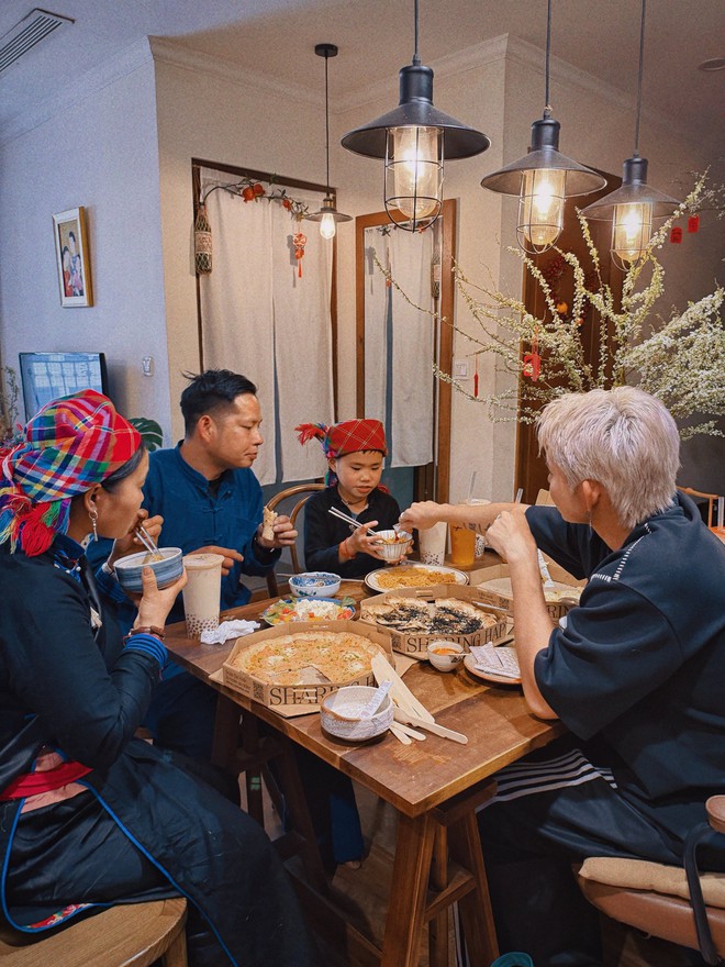 Gia đình chị Thông hội ngộ Jun Phạm nhưng sao lại thiếu bé Thư?  - Ảnh 2.