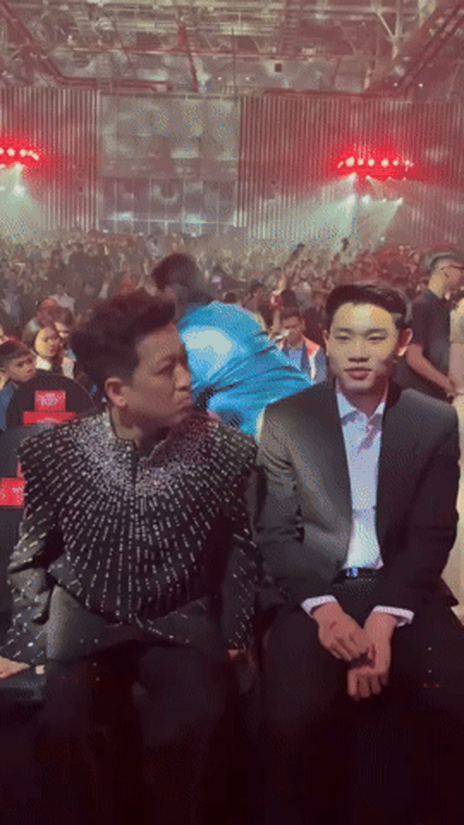 Đình Bắc ngại ngùng khi ngồi cạnh Trường Giang, gọi dạ bảo vâng cực lễ phép tại WeChoice Awards 2025 - Ảnh 1.