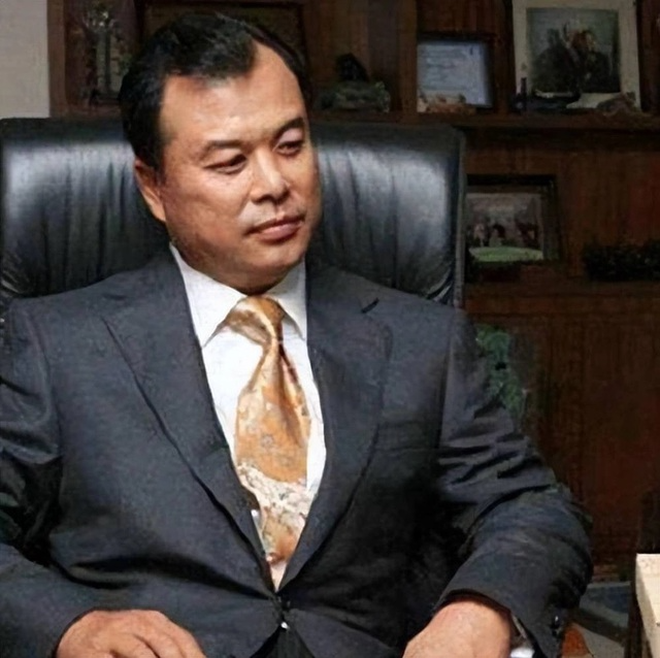 Mỹ nhân Hoàn Châu Cách Cách quỳ xuống rửa chân cho mẹ chồng quý tộc, nai lưng trả nợ 4.000 tỷ cho chồng đại gia- Ảnh 4.